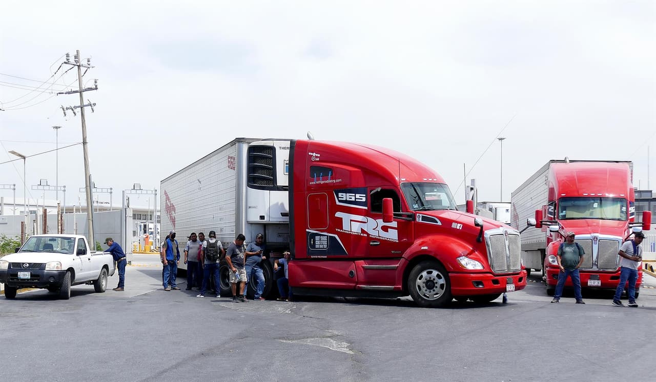 Transportistas durante el bloqueo al Puente Internacional Reynosa-Pharren como protesta a las intensas revisiones a la que son sometidos por parte de autoridades estadounidenses.