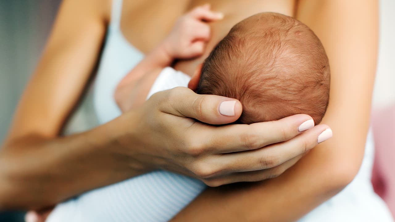 Maestra demanda porque la obligaban a esconderse para amamantar a su hijo