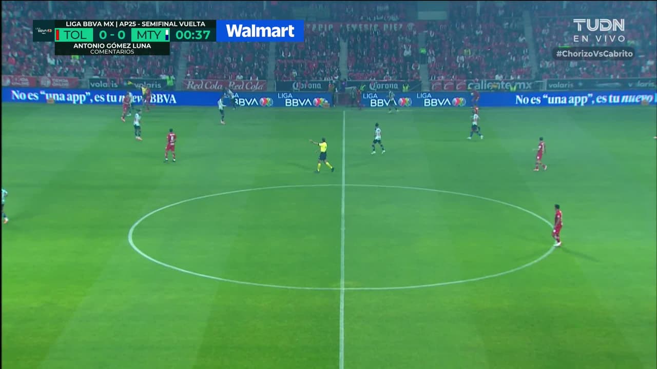 Arranca el partido y la pelota está en juego.