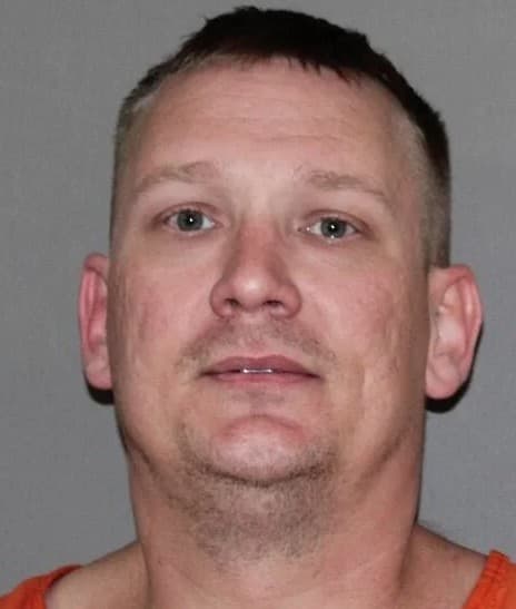 Acusan a un hombre de arrojar huesos humanos a sede del FBI en Texas