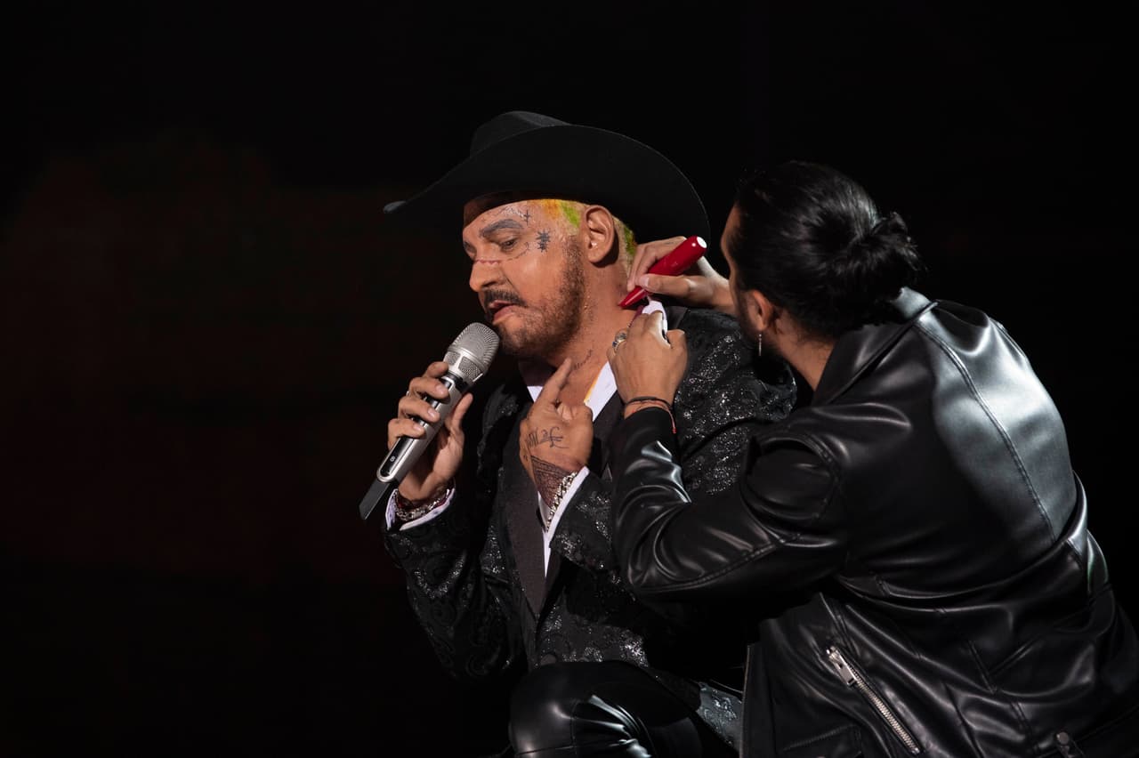 Al momento del 'duelo a muerte' Arath de la Torre lo hizo caracterizado como Christian Nodal. El momento gracioso de su número fue cuando alguien subió a 'pintarle' un nuevo tatuaje, en alusión a la gran cantidad de tatuajes que tiene el cantante de regional mexicano.