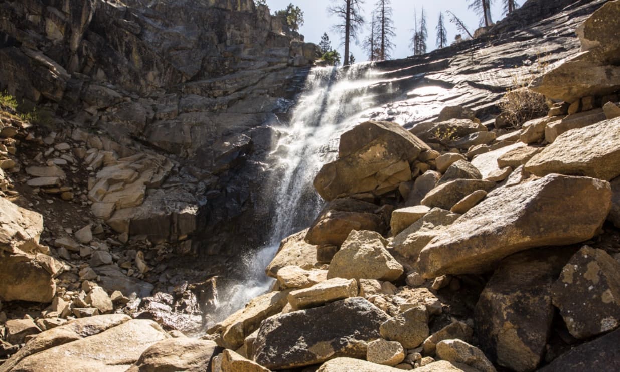 Para acceder a la cascada Rancheria son entre 5 horas y 8 horas de caminata paraa poder recorrer las 13 millas que contempla este sendero. Muy cerca del lago Huntington.