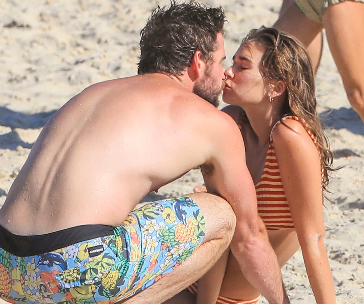 Hemsworth, quien 
<b><a href="https://www.univision.com/entretenimiento/la-familia-de-miley-cyrus-revela-mas-detalles-de-su-sorpresiva-boda-con-liam-hemsworth-fotos">se casó</a></b> con Miley Cyrus en diciembre de 2018, estuvo en todo momento muy atento de Brooks, a quien incluso no dudó en besar.
<br>