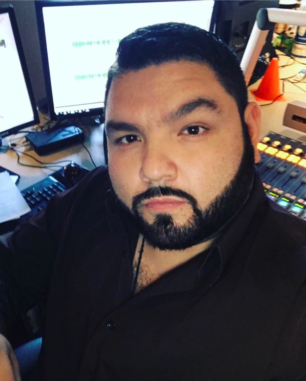 Una ceja levantada le recuerda a la gente quién realmente manda.