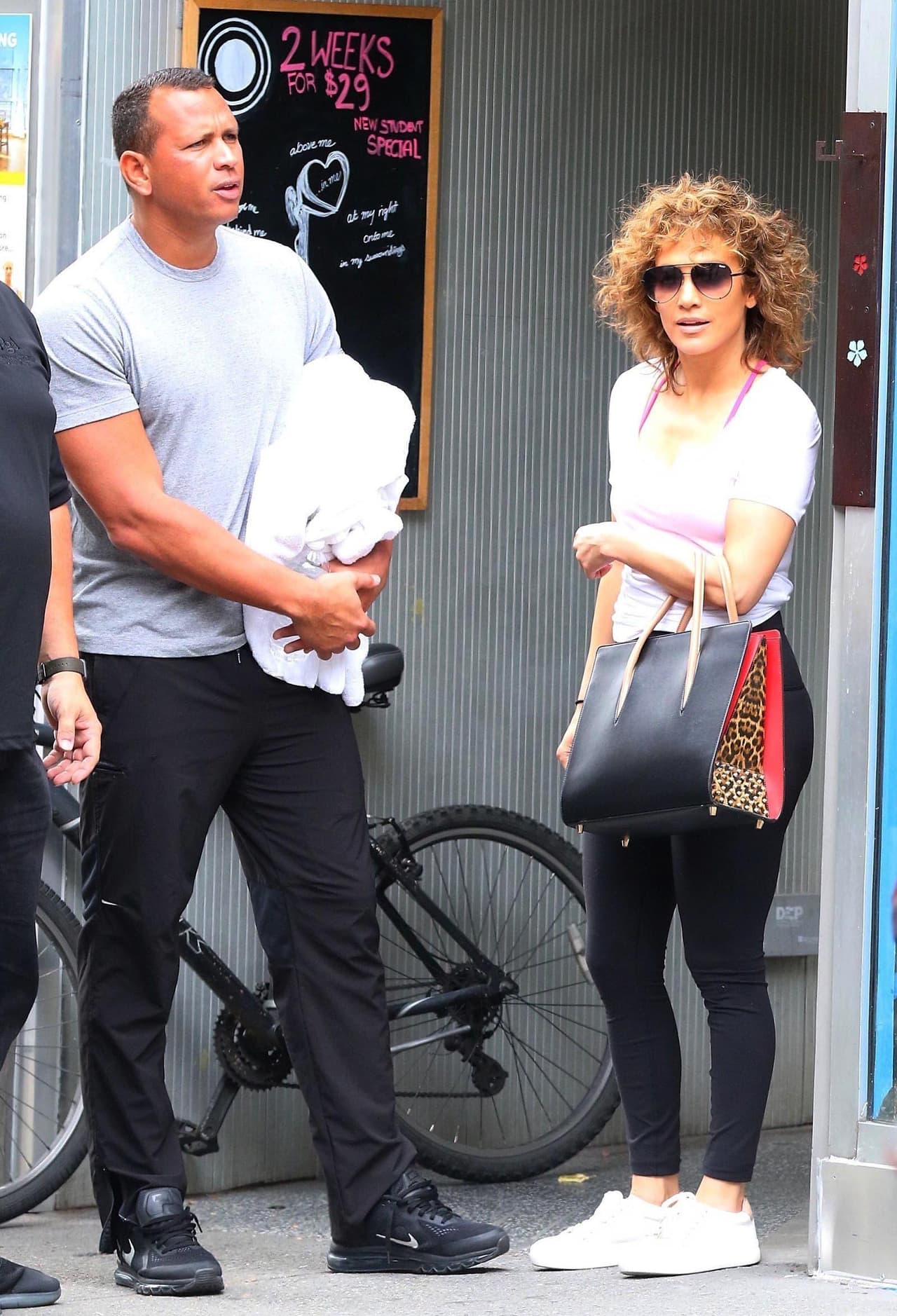 Su relación va viento en popa, pese a que Rodríguez han recibido mensajes de extorsión de su expareja, según lo informan diferentes medios, aparentemente por fotos íntimas y mensajes privados.