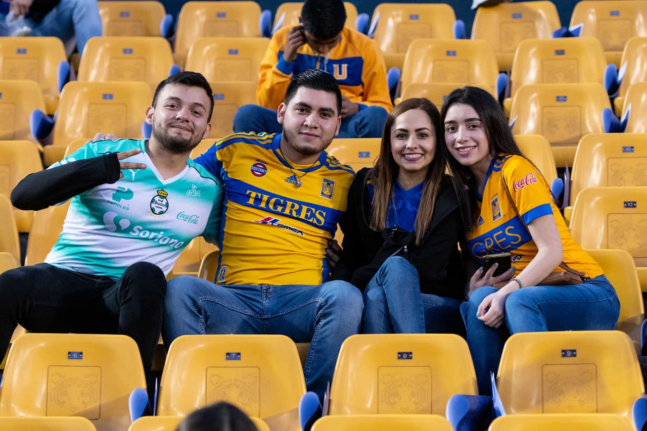 Este fue el color y el ambiente antes del silbatazo inicial en la Ida de la Semifinal por la Liga Campeones de Concacaf entre Tigres y Santos Laguna en el Estadio Universitario, en Monterrey.