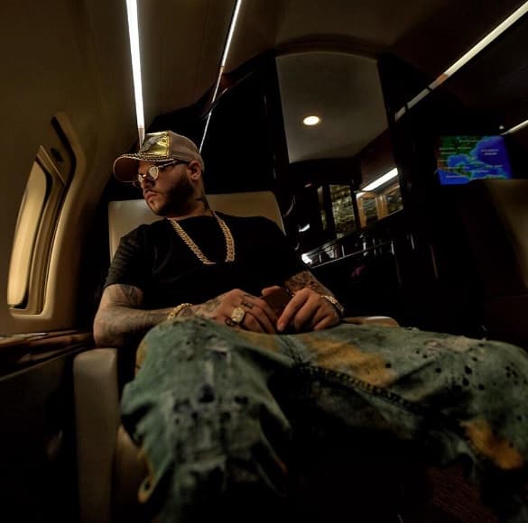 Camino a Las Vegas, Farruko no dejó de dar detalles de cómo se relajaba mientras volaba.
