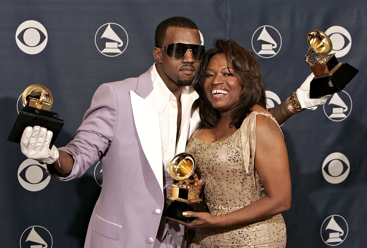 En noviembre del año pasado, se cumplió una década de la muerte de la madre del rapero Kanye West, Donda West. La mujer falleció un día después de haberse sometido a una cirugía estética.