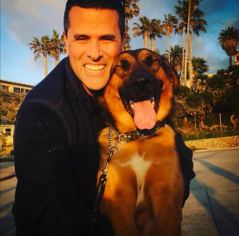 "Es una enfermedad del músculo cardíaco, que por lo general comienza en la cámara de bombeo principal del corazón (ventrículo izquierdo). El ventrículo se estira y se afina (dilatación) y no puede bombear sangre, así como lo puede hacer un 
<b>corazón sano</b>", explicó el famoso.