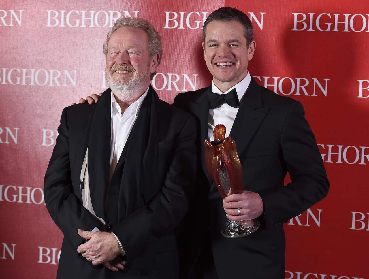 Ridley Scott, izquierda, y Matt Damon, ganador del premio del Presidente, posan para la prensa en la Gala de Premiación del 27mo Festival Internacional de Cine de Palm Springs, California, el sábado, 2 de enero del 2015. (Foto por Jordan Strauss/Invision/AP)