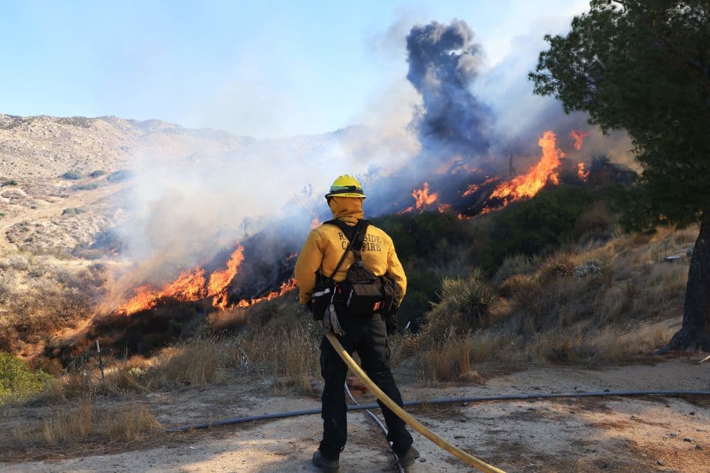 El incendio Highland comenzó cerca del mediodía del lunes y se ha extendido a través de 2,200 acres (890 hectáreas).