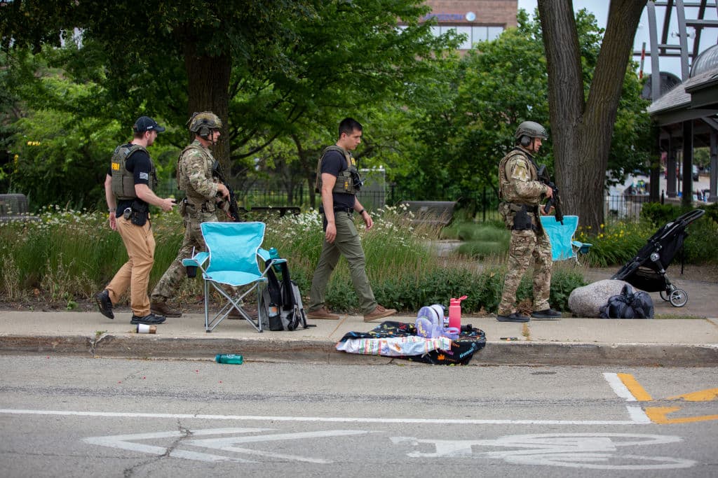 La policía trabaja en la escena después de un tiroteo masivo en un desfile del 4 de julio el 4 de julio de 2022 en Highland Park, Illinois.