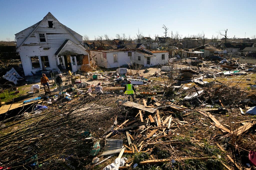 Aumenta a 74 el número de muertes en Kentucky tras el paso de tornados, mientras residentes continúan sin agua ni electricidad