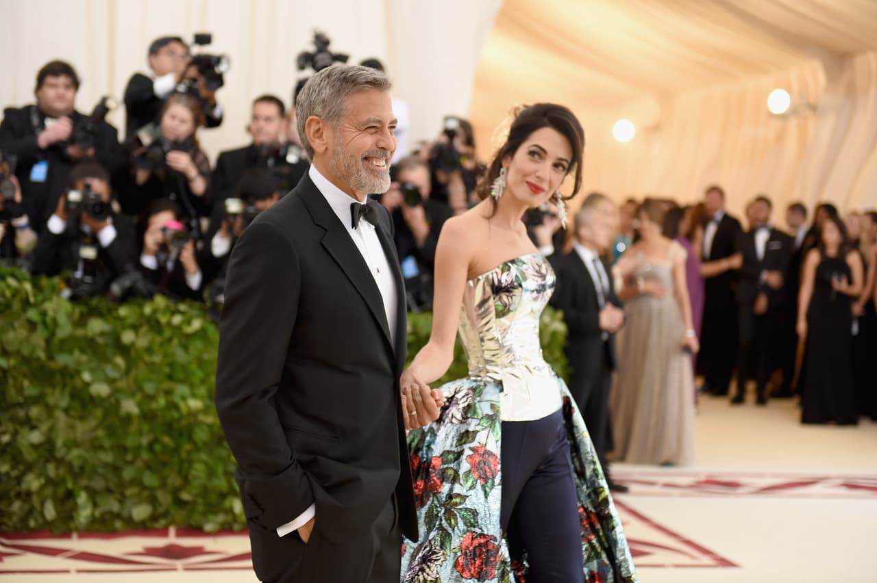 <b>George Clooney y Amal Alamuddin</b>
<br>Él un aclamado actor premiado con el premio Oscar y ella una destacada abogada de derechos humanos a nive internacional.