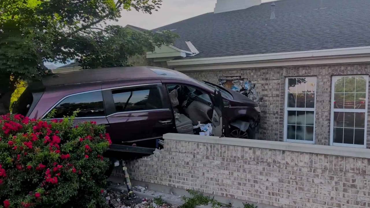 Conductor choca su minivan contra una iglesia tras sufrir posible emergencia médica