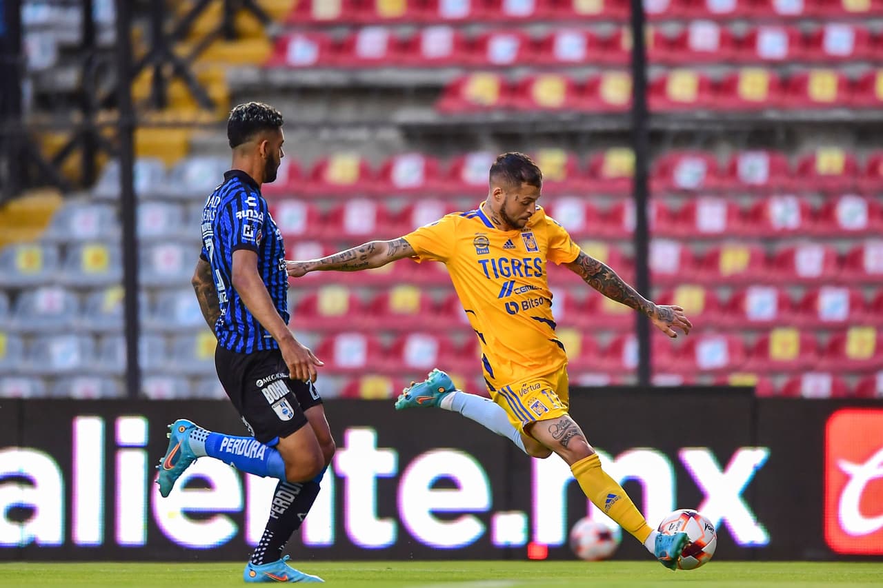 Nicolás 'Diente' López inició como titular, pero tuvo que salir ante la expulsión de Ayala.
