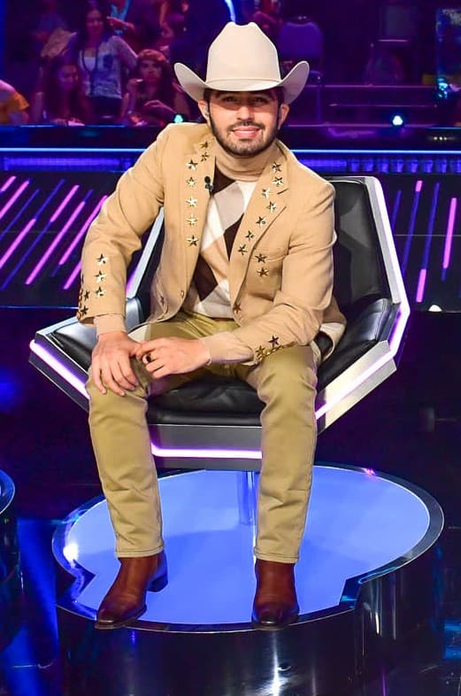 Como Joss se ha declarado fan de las botas y los sombreros, complementó su vestimenta con botas veteadas en diferentes gamas de marrón de Tom Ford y un sombrero nude de la colección Presidente.