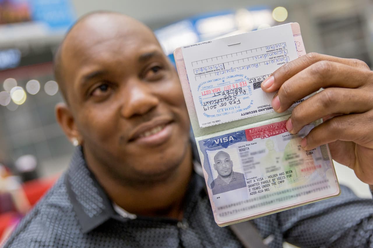 Otro que no podía ocultar la felicidad es Yoandri Pavot Rodríguez. Este fisioterapeuta de 35 años tenía claro que iba a desertar desde antes de salir de Cuba y por eso comenzó a estudiar inglés allá. "Alguien que me pellizque", decía mientras mostraba su visa sellada con el ingreso a EEUU.