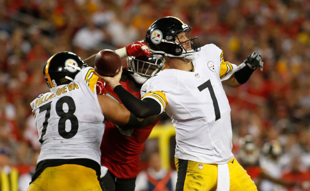 Aunque por momentos maltratado, Ben Roethlisberger se las arregló para sacar el partido. Comple´to 30 de 38 envíos para 353 yardas con tres pases de anotación y uno interceptado.