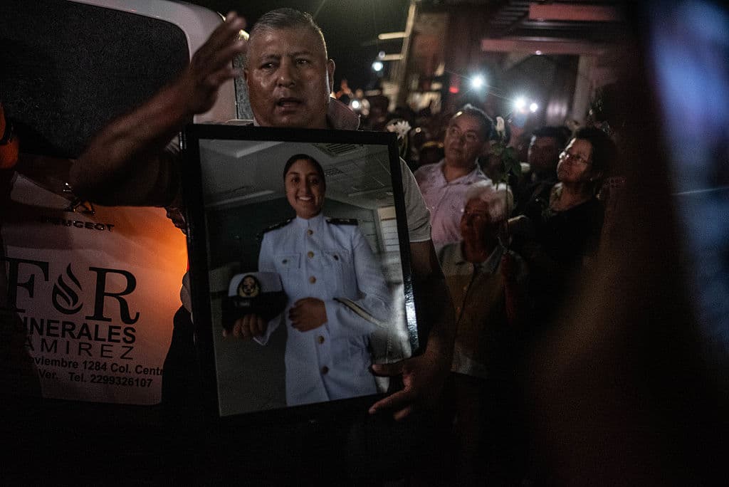 <b>América Yamileth Sánchez</b> era
<b>la primera mujer militar en su familia</b>. Se formó con sus padres,
<b>el policía estatal Cosme Sánchez</b> y
<b>la protesista dental Rocío Hernández</b>.
<br>
<br>
<b><a href="https://www.univision.com/local/nueva-york-wxtv/dolor-en-veracruz-por-la-cadete-que-murio-en-el-choque-del-buque-escuela-cuauhtemoc-con-el-puente-de-brooklyn-fotos" target="_blank">En su colonia y más allá, la recuerdan</a></b> como
<b>una estudiante y nadadora</b>
<b>sobresaliente</b>.
<br>
<br>"Me la voy a llevar en el corazón.
<b>Mi hija es un orgullo para todo México</b>,
<b>para todo el mundo</b>. Gracias a todos por estar aquí acompañándonos", dijo el lunes su papá, presumiendo
<b> la foto de la cadete en su uniforme de gala</b>.