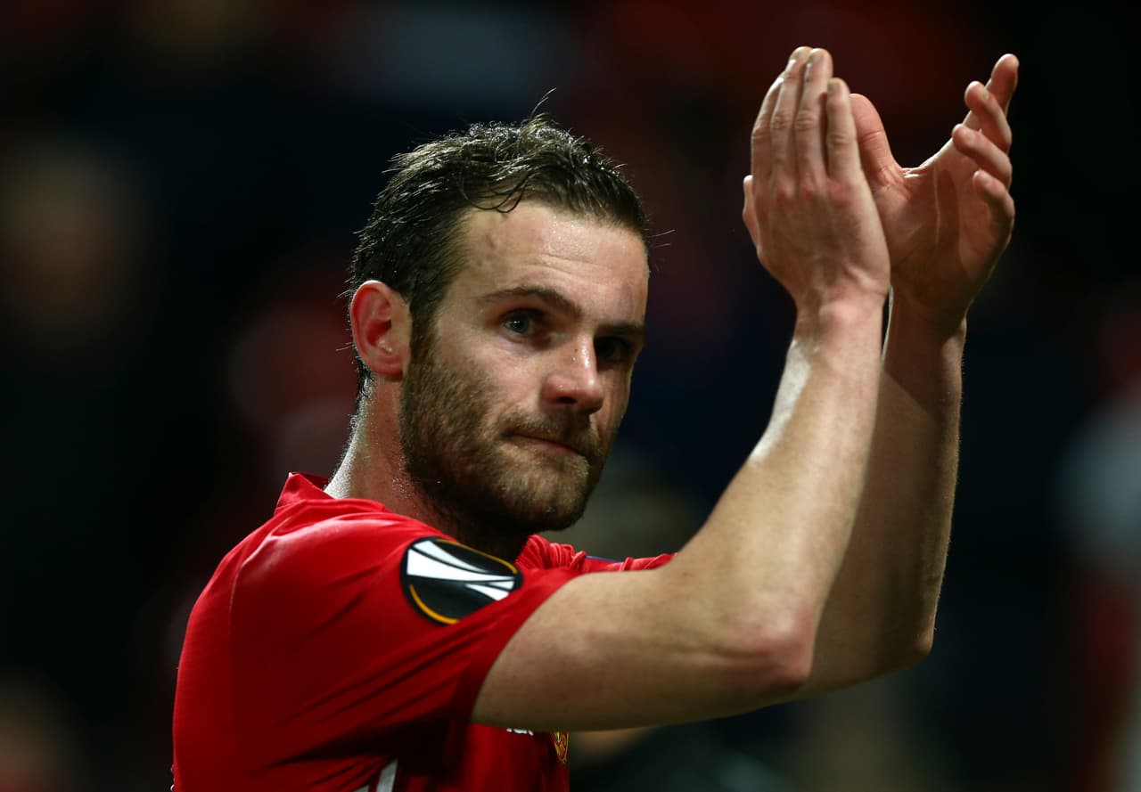 El español Juan Mata comenzó la carrera de comunicación y periodismo cuando era jugador del Valencia en España, pero la dejó cuando pasó al Chelsea en Inglaterra.