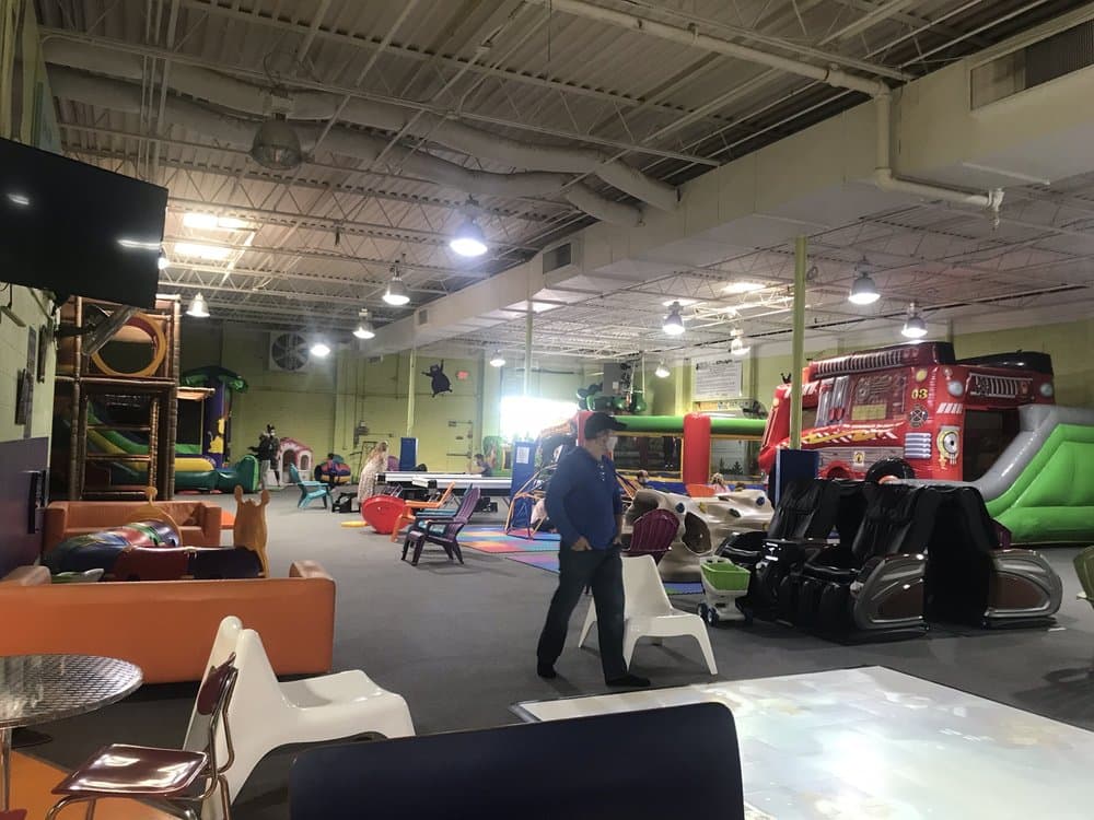 <b>HippoHopp</b>
<br>
<b>Dirección</b>: 1733 Briarwood Rd, Ste C. Brookhaven, GA
<br>
<b>Teléfono</b>: (404) 634-4964
<br>
<b>Sitio web</b>: 
<a href="https://hippohopp.com/locations/atlanta-ga/">https://hippohopp.com/locations/atlanta-ga/</a> 
<br>
<b><a href="https://www.yelp.com/map/hippohopp-brookhaven">Cómo llegar</a></b>
<br>
<br>Sus administradores dicen que es un centro de juegos “seguro, ecológico y una maravilla total”. El lugar cuenta con inflables, un muro de roca, pistas de obstáculos, una gran área de juegos para niños pequeños y más. Es ideal para menores de hasta 10 años. También se realizan cumpleaños, fiestas, eventos de recaudación de fondos, salidas nocturnas para padres y más.