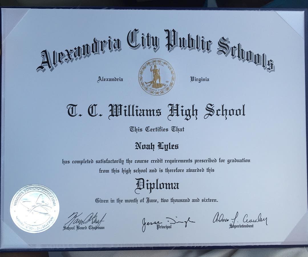 Se graduó de la Secundaria T.C. Williams en 2016 y recibió una oferta de una beca deportiva de la Universidad de Florida.