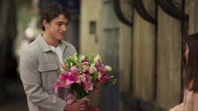 ¡Germán le lleva flores a Aura!