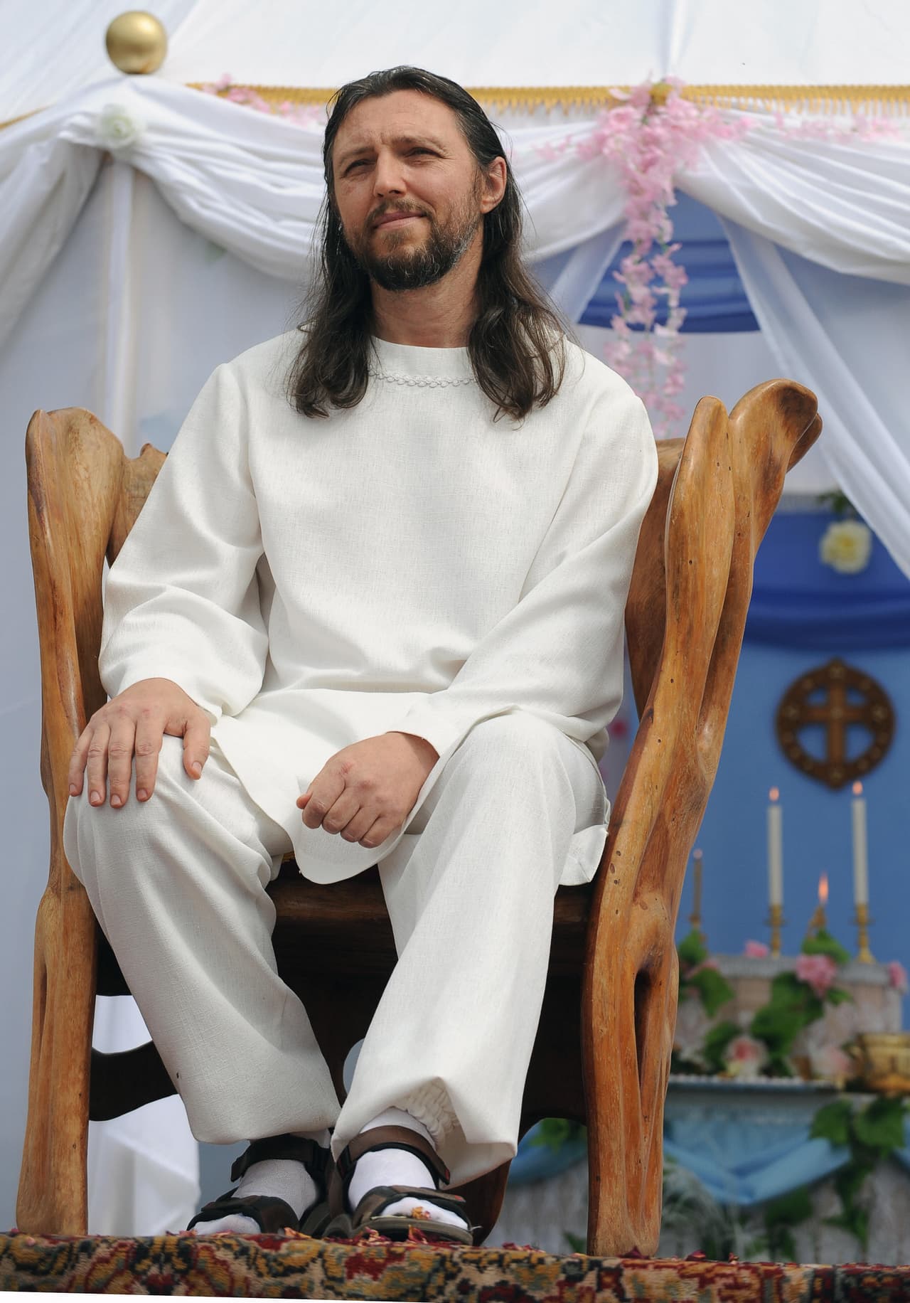 Sergei Torop, quien afirma haber renacido en 1990 como un Jesús reencarnado,
<b> fue detenido gracias a un operativo de estilo militar, junto a su ayudante Vadim Redkin</b>. Torop, también conocido por sus seguidores como Vissarion, ha estado dirigiendo un culto en la profunda Siberia durante las últimas tres décadas. En imagen, Torop sentado en una silla durante una reunión con sus fieles en 2009.
<br>
<br>