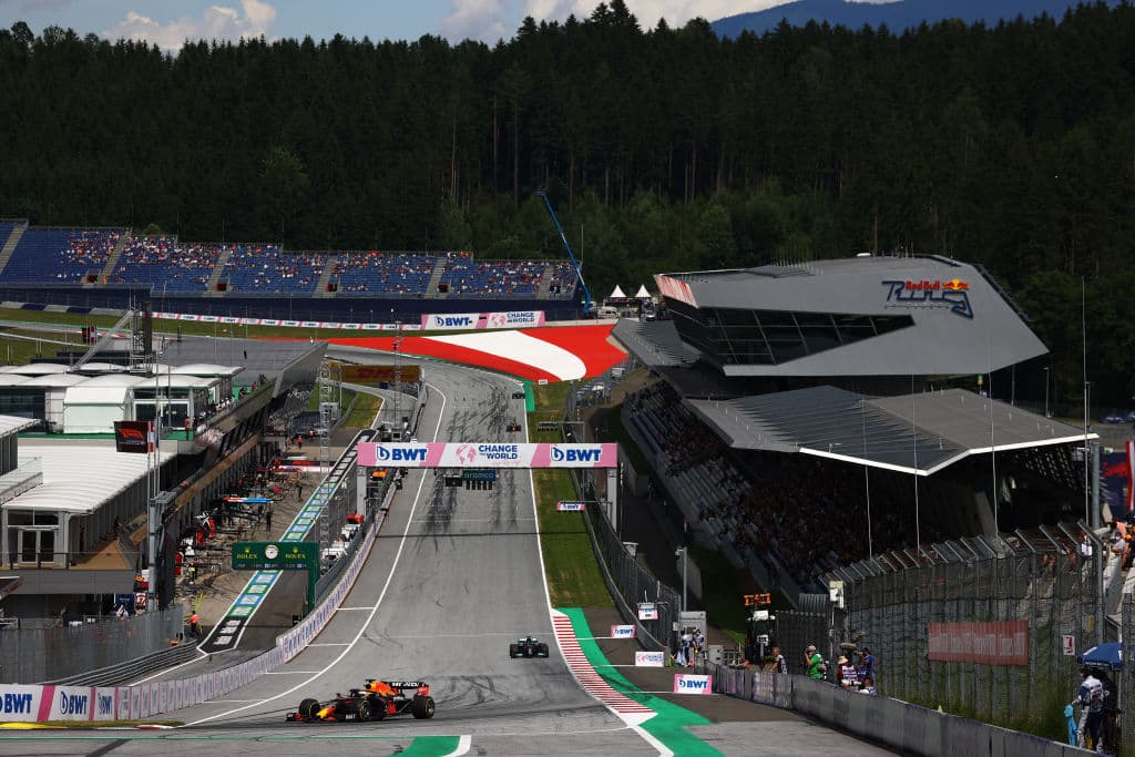 Max Verstappen se lleva el Gran Premio de Estiria en la Formula 1. El piloto neerlandés es número uno en el ranking de pilotos dejando muy atrás a Lewis Hamilton, quien quedó segundo; Bottas se queda con la tercera plaza. El mexicano Sergio Pérez no logra subir esta vez al podio, sin embargo sigue produciendo grandes resultados para Red Bull.