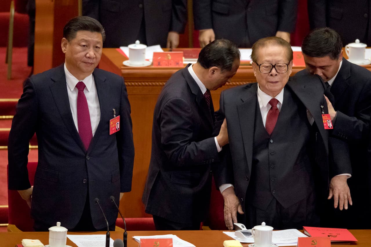 El expresidente chino Jiang Zemin, al lado del mandatario actual Xi Jinping, participó en las deliberaciones del PPCh.