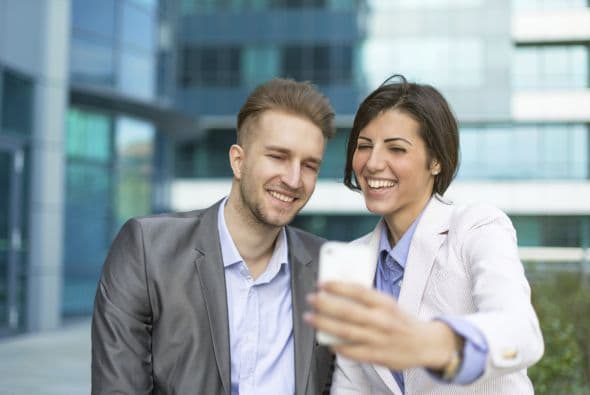 ¿Una 'selfie' con tu jefe durante una reunión de trabajo? ¿O en el entierro del abuelo de tu amiga? Estos escenarios tal vez te parezcan exagerados, pero existen.