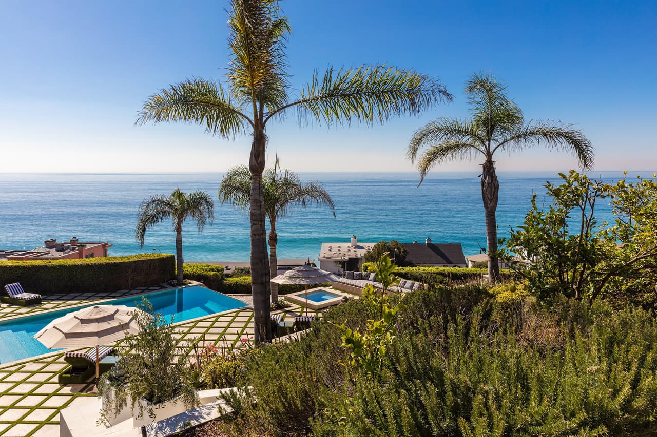 Sin embargo, no hay forma de que Kylie Jenner pueda disfrutar de esta vista al Pacífico en su mansión.