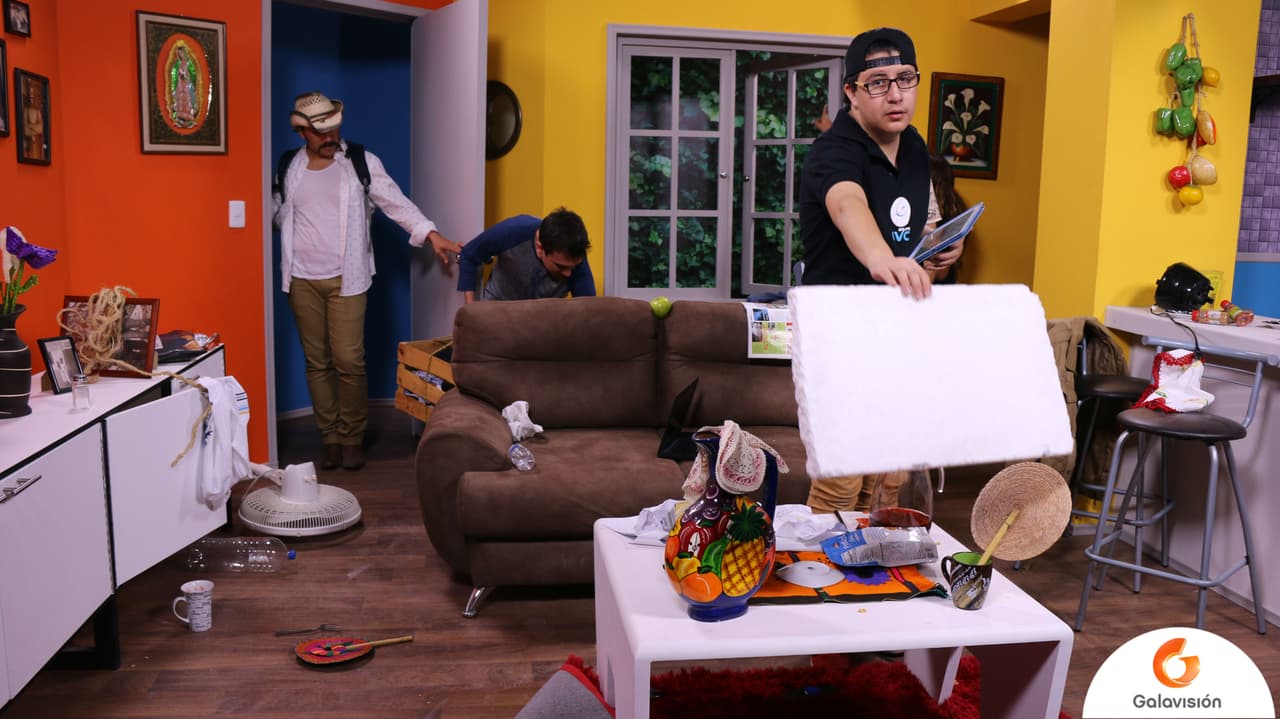 Antes de comenzar a grabar, se tuvo que poner el departamento de 'Los Cousins' de cabeza, pues Mike es un verdadero desastre.