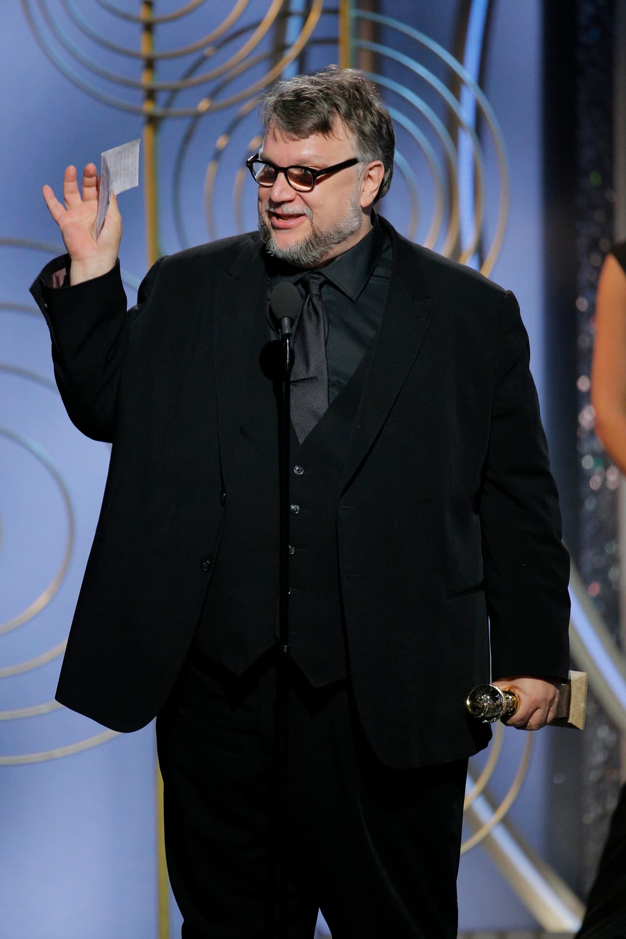 El mexicano Guillermo del Toro bromeó con que su lista de agradecimientos la iba a ocupar para limpiarse la nariz al ver lejano su premio.