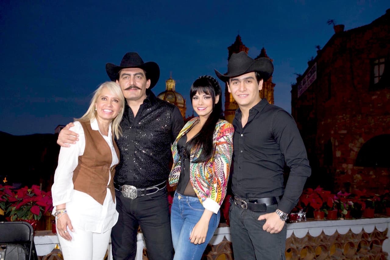 En esta serie de televisión dirigida por Carla Estrada, José Manuel Figueroa encanará a su padre, mientras que Julián será Joan pero de joven. La actriz Livia Brito interpretará a Maribel Guardia.