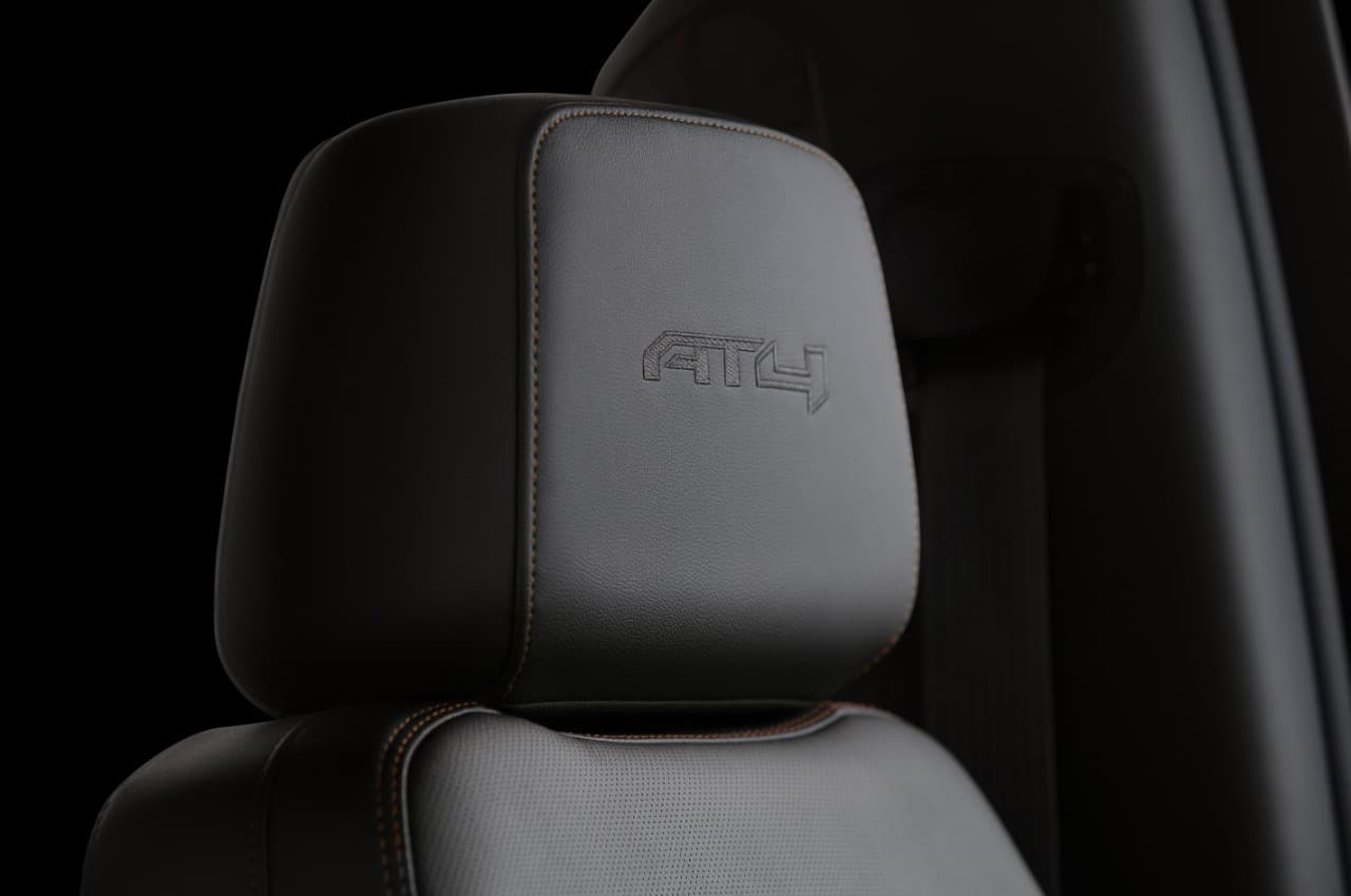 Asientos de piel con el
<b> distintivo ‘AT4’ bordado </b>en las cabeceras y las alfombras, son algunos de los detalles de lujo que incorpora la GMC Sierra AT4 en la cabina.