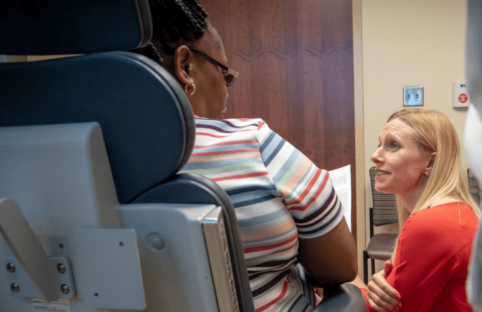 Kendra Jackson (i), junto a una de las doctoras que ha seguido su caso.
