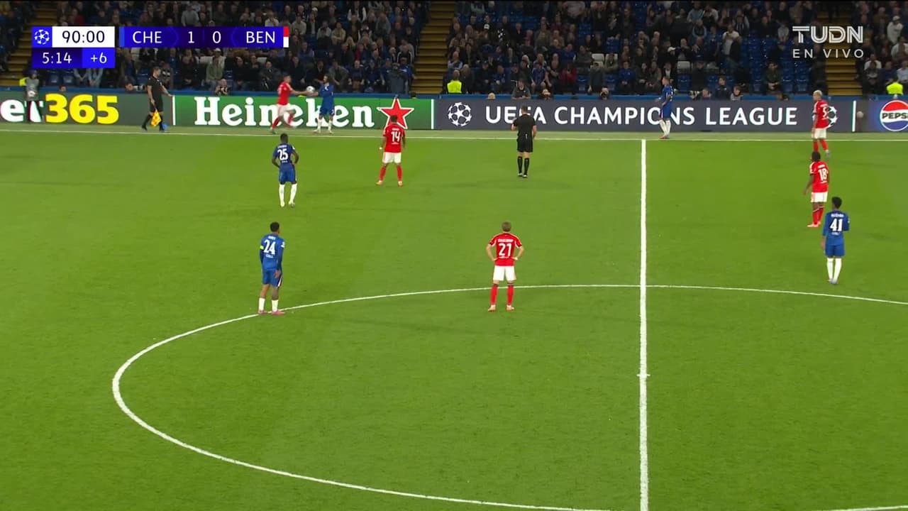 ¡Tarjeta Roja! João Pedro recibe la segunda amarilla y se va del juego.