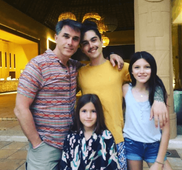 Admitió que 
<b><a href="https://www.univision.com/famosos/barbara-mori-publica-una-foto-donde-se-ve-como-nunca-antes-con-fernando-rovzar-fotos" target="_blank">"no fueron muy agradables"</a></b> sus declaraciones "y enterarse de cosas, sobre todo cuando ya eres abuelo". 
<br>