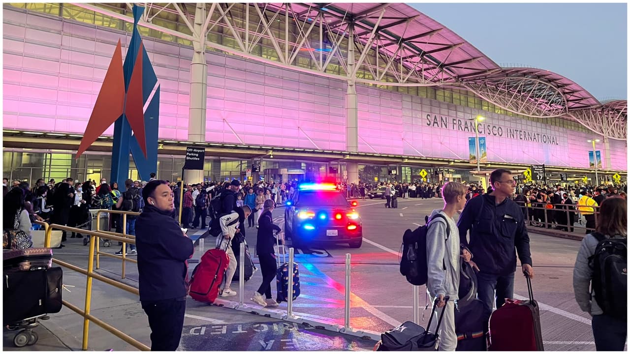 En las redes sociales se veían en la acera y en la calle, afuera de la terminal internacional.