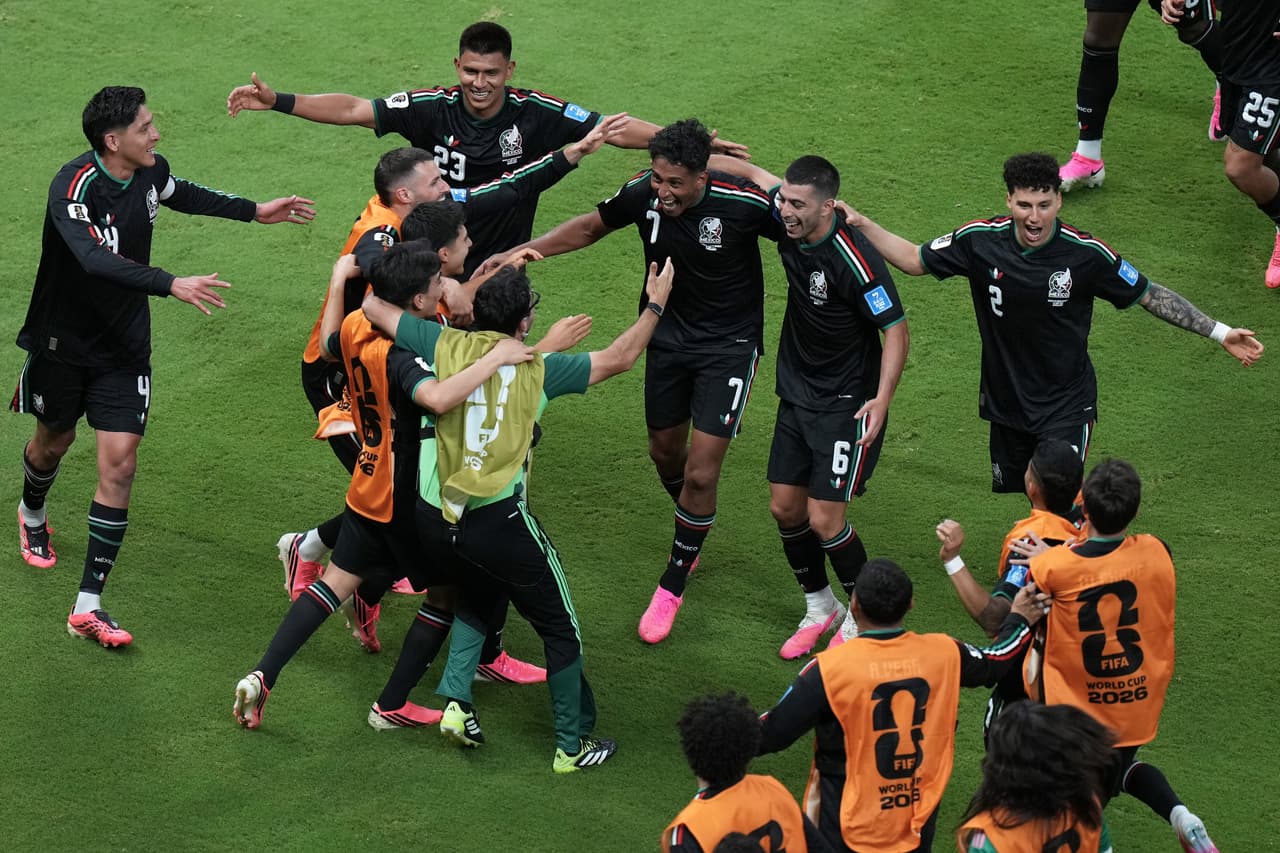 Jugadores celebran después de que el mexicano Luis Romo (7) marcara el primer gol durante el partido de fútbol del Grupo A de la Copa del Mundo entre México y Corea del Sur en Zapopan, cerca de Guadalajara, México, el jueves 18 de junio de 2026.