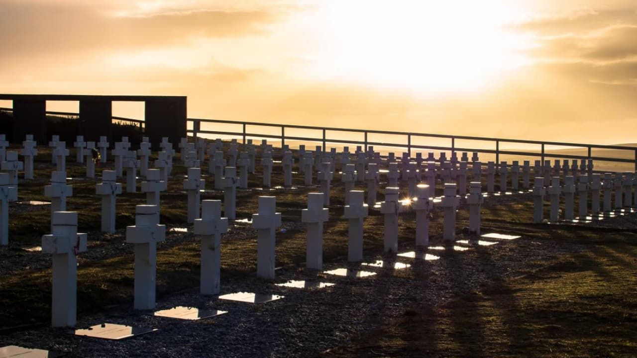 90 tumbas, 90 nombres: la historia de los argentinos desconocidos enterrados por décadas en Malvinas
