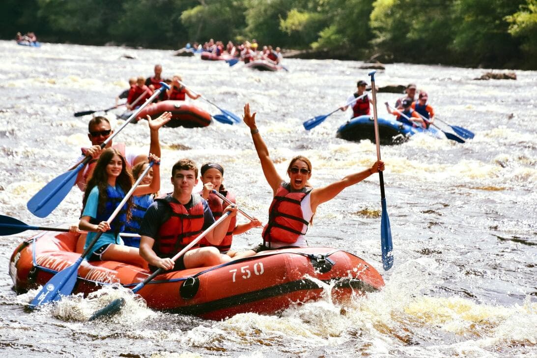 2. 
<b>Conquista las alturas y los ríos del estado</b>. Agrega adrenalina a tu fin de semana y vete de aventuras en una balsa por 
<b><a href="https://www.univision.com/local/philadelphia-wuvp/localisimo/mejores-aventuras-que-encontraras-en-rios-de-pensilvania-en-verano-2022-fotos">los rápidos de los ríos de Pensilvania</a></b> o conquista tu temor a las alturas 
<b><a href="https://www.univision.com/local/philadelphia-wuvp/localisimo/mejores-aventuras-montana-pensilvania-fotos">atravesando zip lines por las montañas</a></b>.