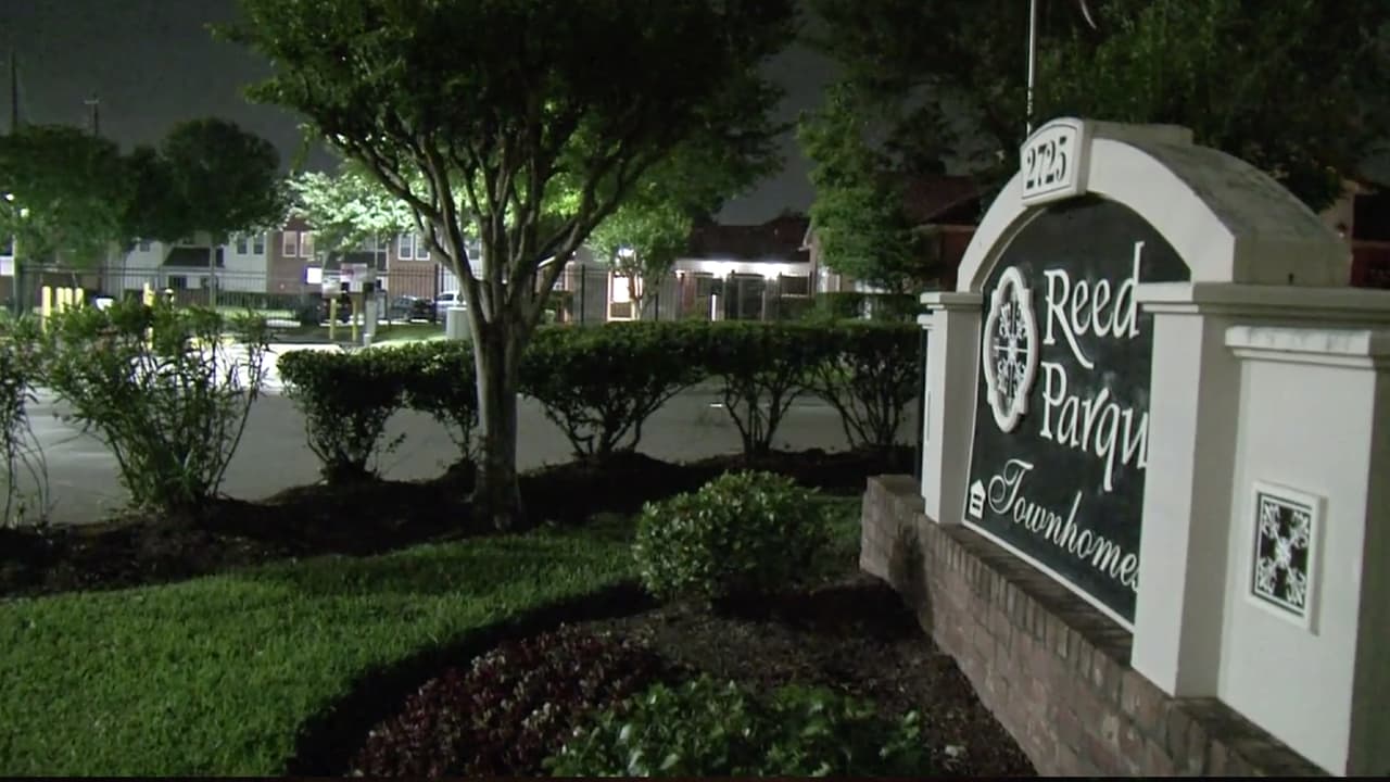 Cuando un hombre se le acercó, lo robó y le disparó cerca de la cadera.