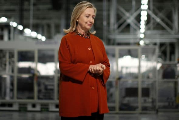 7. SON MUY EMOCIONALES: De acuerdo con Ellen Lubin-Sherman, autora de la guía de negocios "The Essentials of Fabulous", uno de los estereotipos más peligrosos a los que las líderes mujeres se enfrentan es la creencia de que son propensas a los estallidos emocionales. A pesar de que la Secretaria de Estado de EU, Hillary Clinton, tiene una actitud de cabeza fría algún día se le llenaron los ojos de lágrimas mientras se encontraba en campaña electoral, provocando que los medios de comunicación se la abalanzaran.