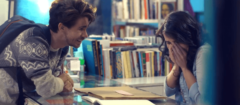 Toma el libro que está leyendo en estos momentos y colócale una hoja de papel con las palabas: ¿Te casarías conmigo?