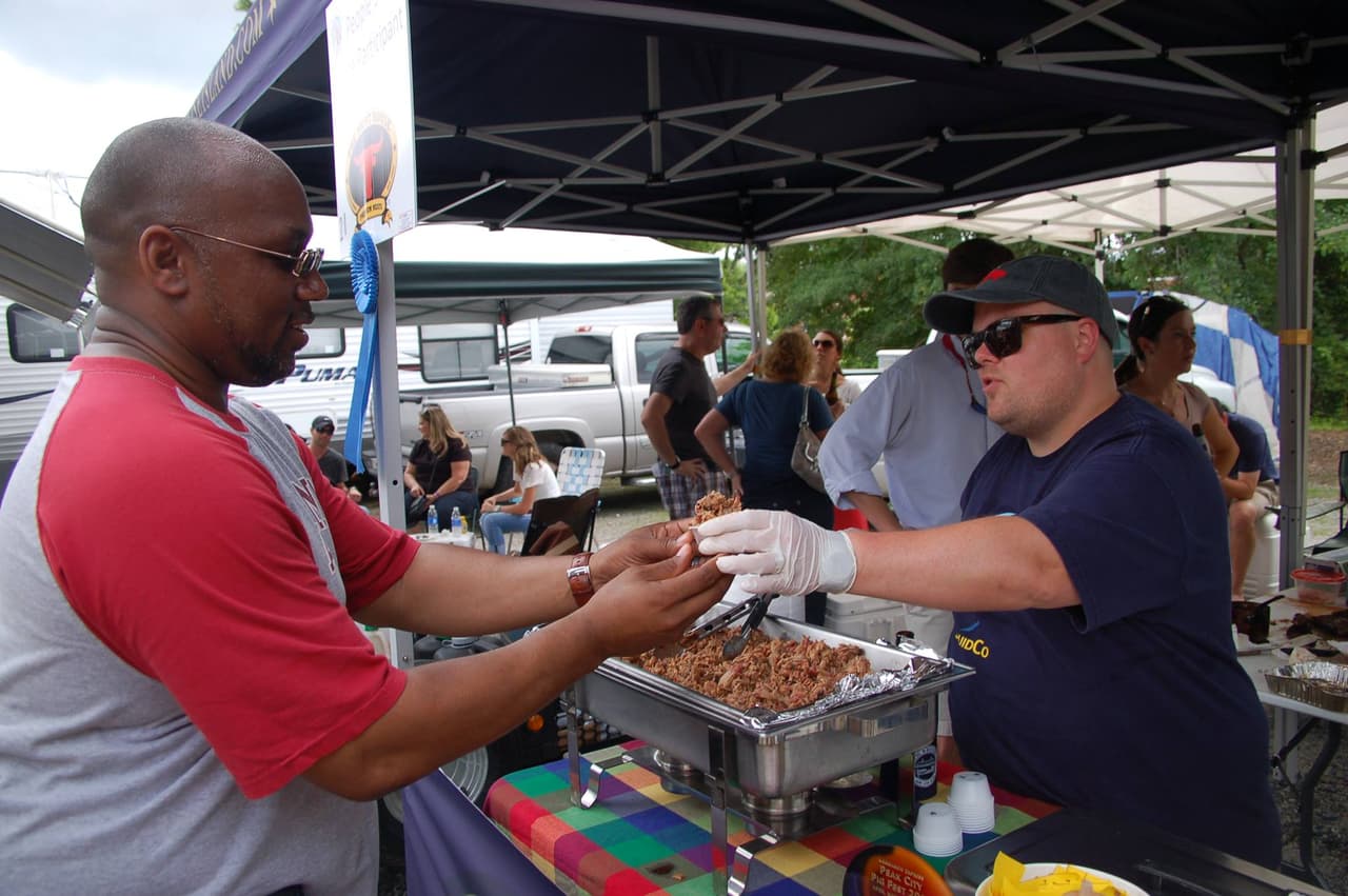 <b><a href="https://peakcitypigfest.com/">Peak City Pig Fest (14 y 15 de abril)</a></b>. Música en vivo, una cervecería al aire libre, una competencia de parrilladas y más conforman uno de los eventos más sabrosos de Apex del año.