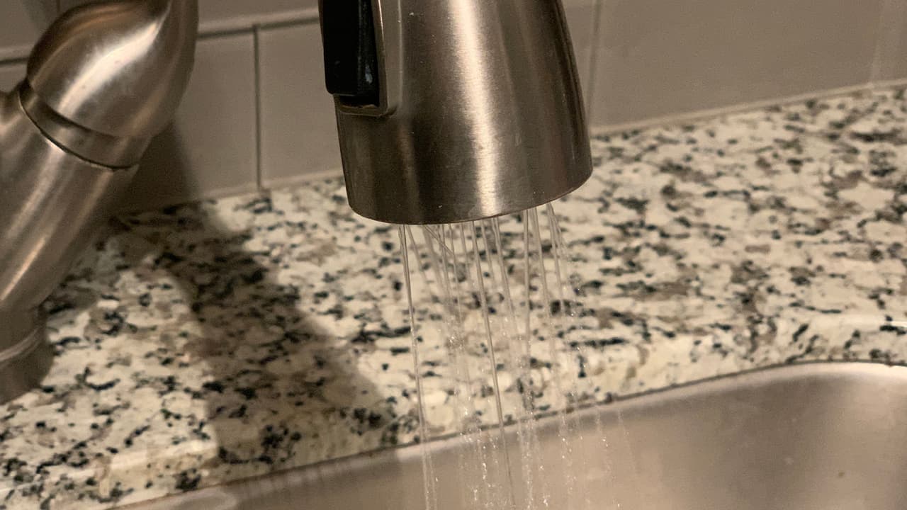 Para revisar las tuberías puedes abrir cada grifo. Si solo hay un goteo de agua o no sale agua en absoluto, entonces podrías tener una tubería congelada.