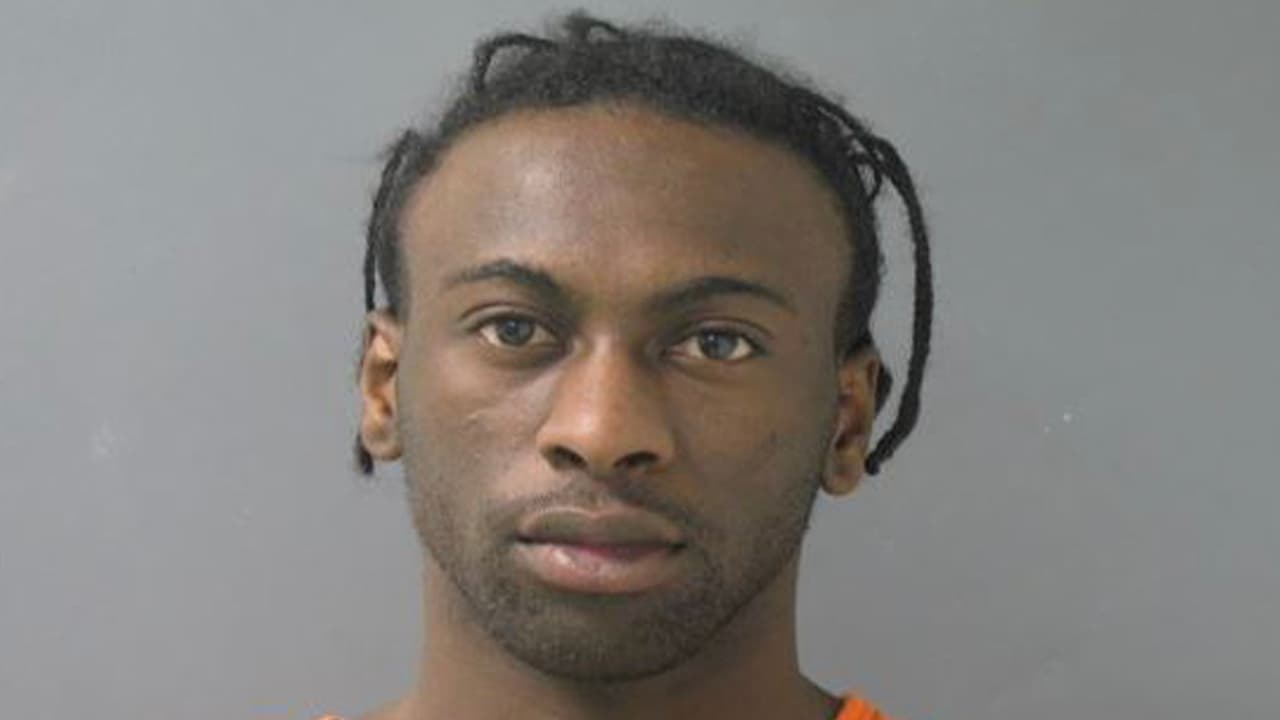 Japarius Jacoby Fletcher, 21 años. Mide 5 pies 7 pulgadas de estatura. Pesa 140 libras. Cabello negro, ojos cafés. Enfrenta cargos de falsificación. Último domicilio conocido: Campbell Street, Cleveland, Texas.